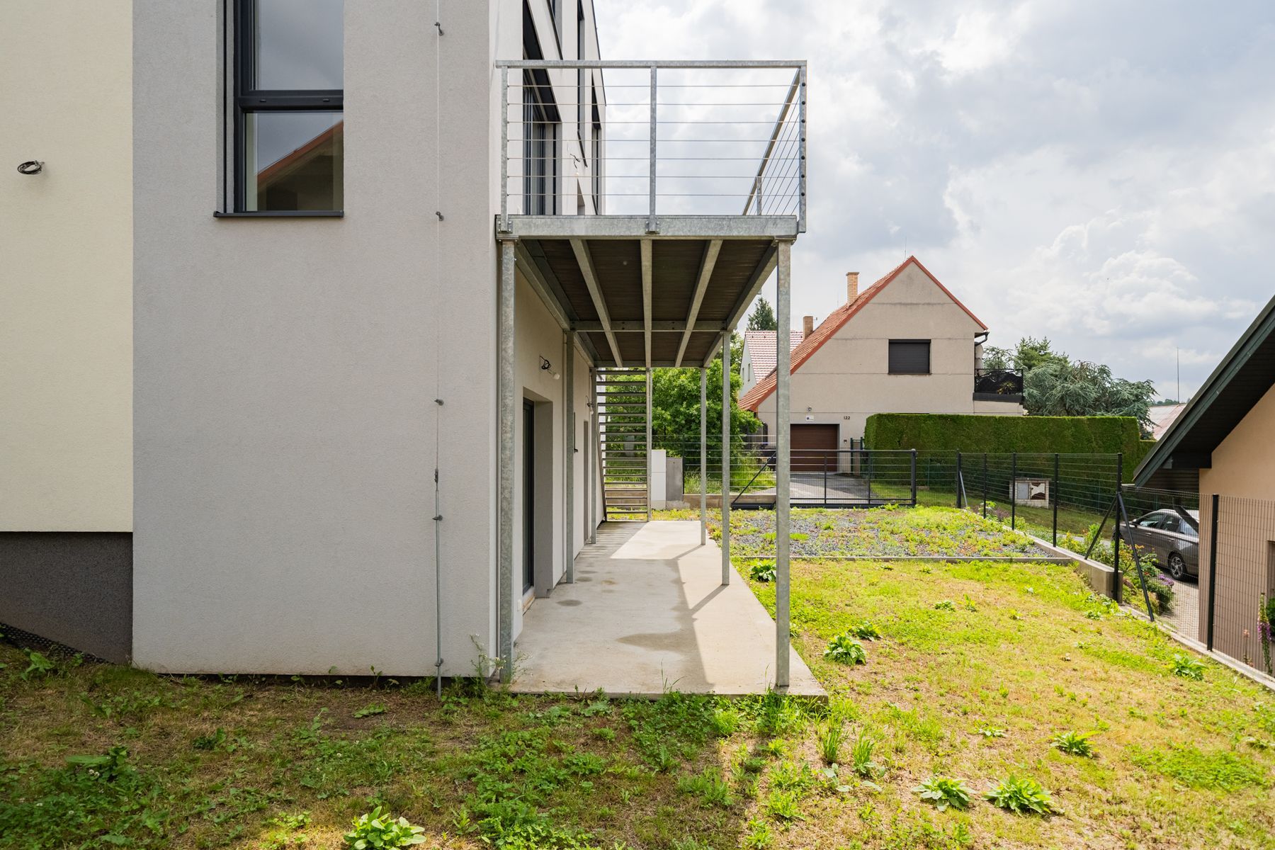 Zahradní průčelí s balkonem